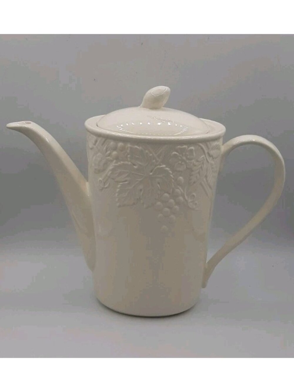 Mikasa English Countryside White DP900 4 Cup Coffee Pot Teapot w Lid Embossed
